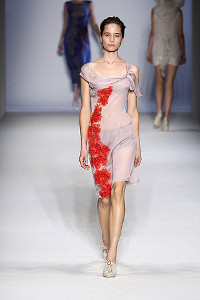 Fashion Trends jaro 2010: Šaty pro vílu (http://www.luxurymag.cz)